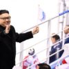 【悲報】北朝鮮応援団に混じりアイスホッケーを観戦していた金正恩のそっくりさん、会場からつまみ出されるwww↓