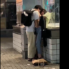 【速報】渋谷の繁華街、人前で手マンしてるカップル、隠し撮りされてネットで拡散中ｗｗｗｗｗｗ